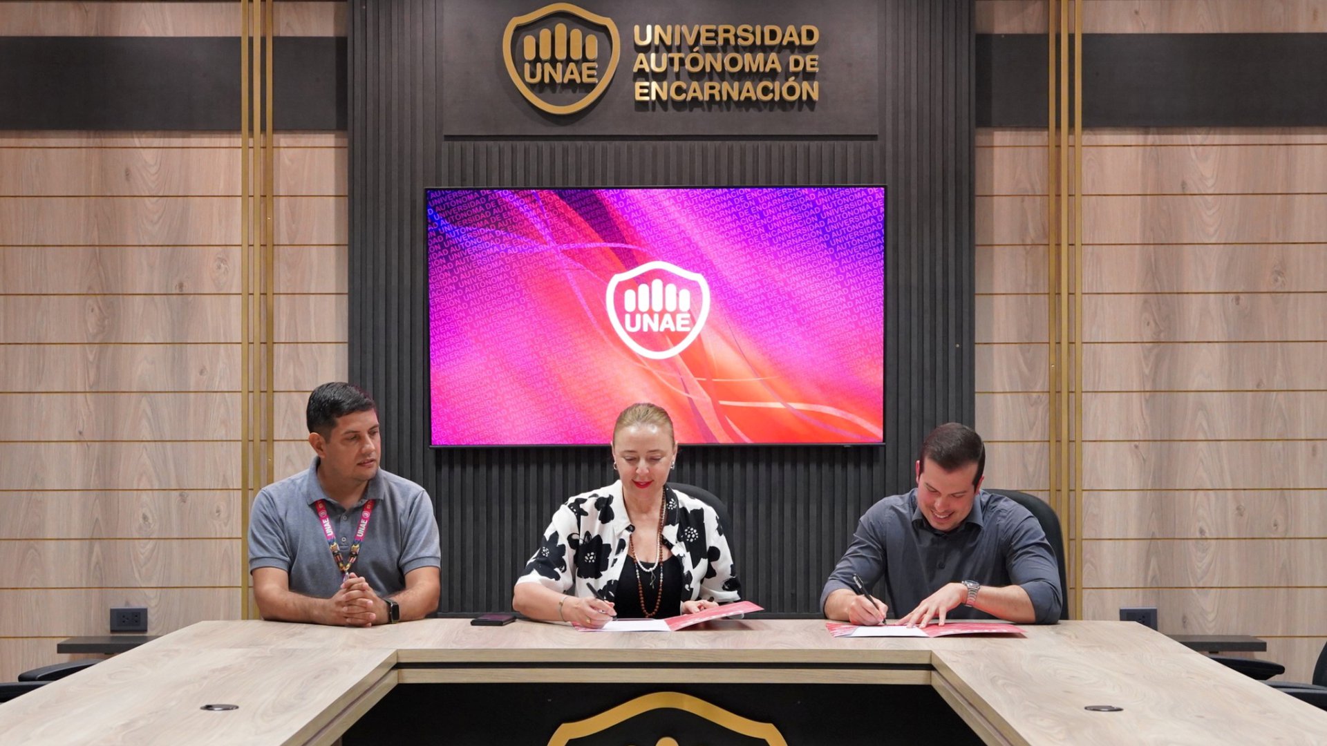 Firma de convenio entre la UNAE - Universidad Autónoma de Encarnación y Datapar SA.
