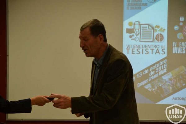 18-10-12-encuentro-de-tesistas-e-investigadores-primer-dia-7-copiar006B0FA1-8ABE-8D25-C40E-985691E6BB8F.jpg