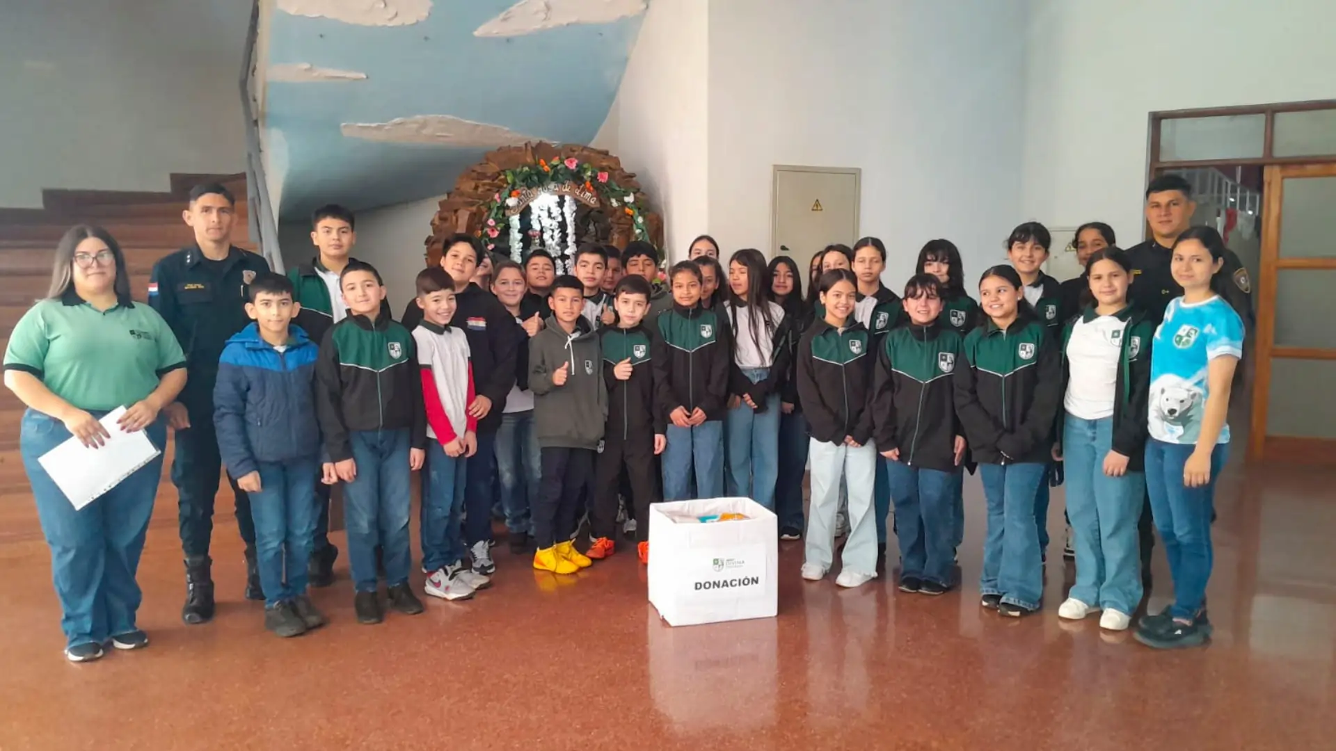 Estudiantes de quinto grado visitaron la Comisaría Cuarta y la Jefatura de Policía de Itapúa