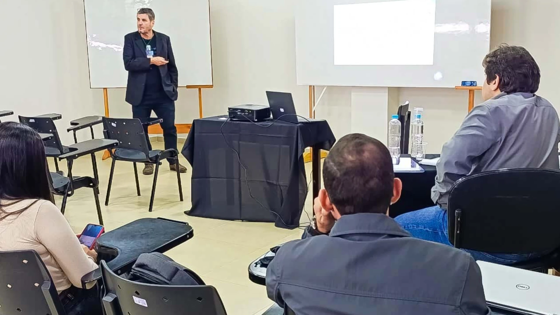 Docente de Arquitectura de la UNAE presentó los resultados preliminares de proyecto autofinanciado en congreso regional