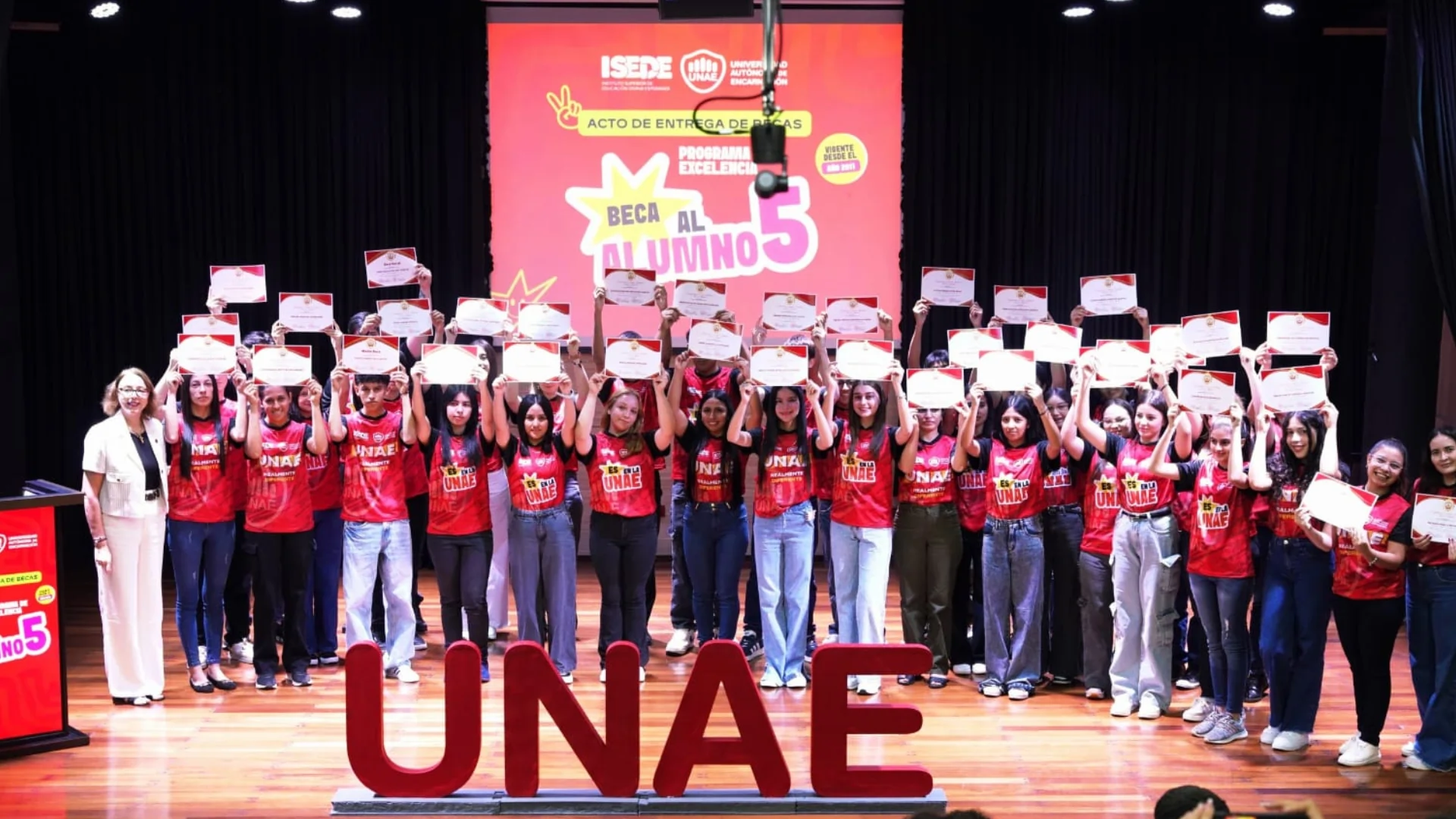 Se entregó 40 becas 2026 del Programa de Excelencia al Alumno 5 y se superó los 400 jóvenes beneficiados desde el 2011