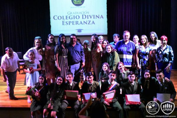 graduacion-colegio-divina-esperanza-noveno-grado-335D70FAE2-A0C1-0E48-59F6-2915E91E31BA.jpg