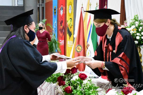 dsc_0306-graduacion-2020e275d9ae-395f-5d91-9e95-c9c9ed65b7b6EEBA4AA0-CC3B-E145-B27A-2703366976C6.jpg