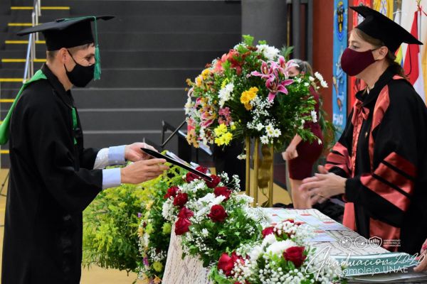 graduacion-unae-isede-2020-11b8edfc2d-5dea-37fa-c5b7-8076649c2d1c5082A122-929D-39CA-1F41-13AF26636A45.jpg