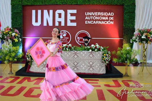 graduacion-unae-isede-2020-394c75f3b-0c4d-5369-7694-0c7adf910386FE22E1F6-5FC5-4E6E-9245-C261DEACCE4A.jpg