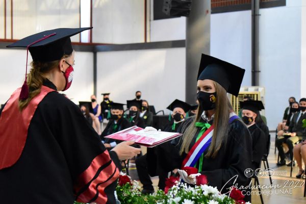 graduacion-unae-isede-2020-5d99d860a-cef5-a63f-9d87-959a0a6f2aea936BA680-A824-084F-4B89-4DBAD46D6FFA.jpg