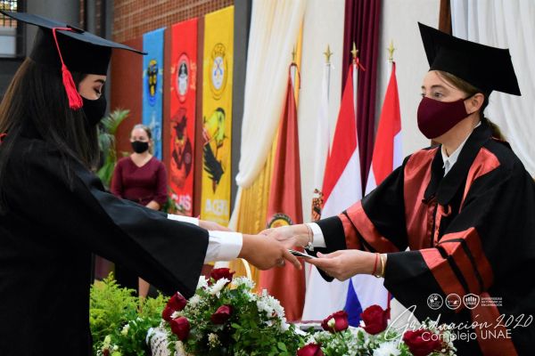graduaciona-isede-unae-2020-34e1a574d2-61ee-be0f-38b6-8c531df71c1b29399813-3F6C-2665-C77D-1123D118B5A1.jpg