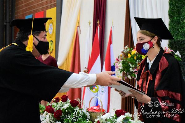 graduaci╟№n-unae-2020-2612fc4254-0d19-7dbe-5dd1-6295a5d73b50CBBFF715-5B00-9F0C-F669-51FF3D411101.jpg