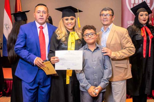 graduacion-cde-579e5fefa3-45fd-2863-890a-6c80582217d866504285-31F9-5595-ACE1-FC8F424D2F3D.jpg