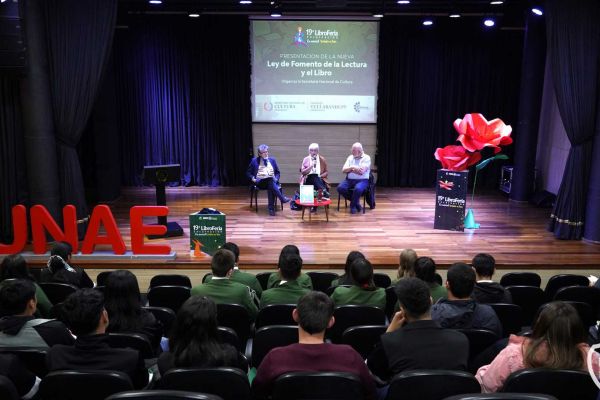 día-02-libroferia-2023-25-unae-20239836EE9D-D2C8-A6BF-2CB1-9E262AC0411A.jpg