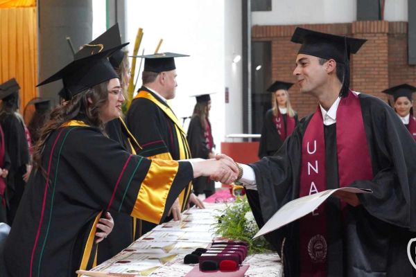graduacion-588-unae-20243382324F-B4F7-A442-24B6-F989E05933D0.jpg