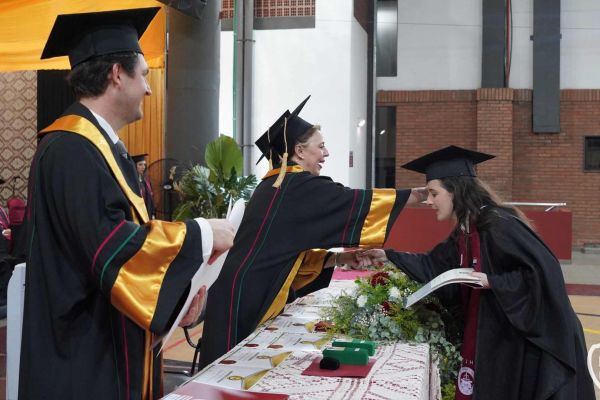graducion-114-unae-20241875CCA3-1A23-DF29-3BA8-703B1D9F89B0.jpg