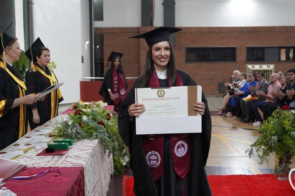 graducion-122-unae-2024356F1001-3331-04A7-AE35-86C2C70B9522.jpg