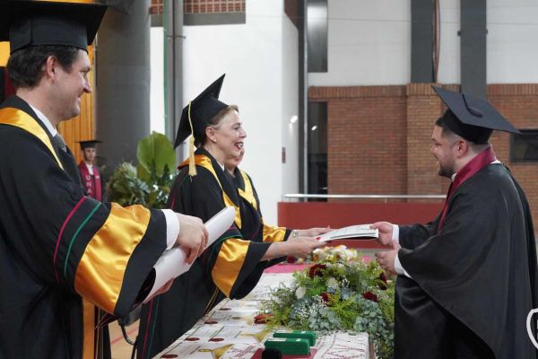 graducion-128-unae-20242066A417-5B88-55FA-0187-F902753C1E64.jpg
