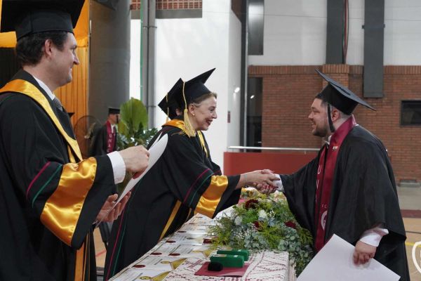 graducion-130-unae-202411F87E85-01FA-85EF-7091-9C214E8AC74A.jpg