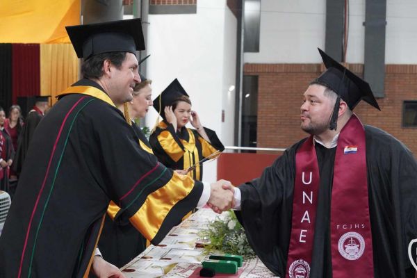 graducion-132-unae-2024D1566162-74C5-DF1B-7CFE-0051BE550358.jpg