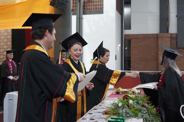 graducion-144-unae-20248EE0FBBA-18F3-252C-C343-4B4CCFAC8494.jpg