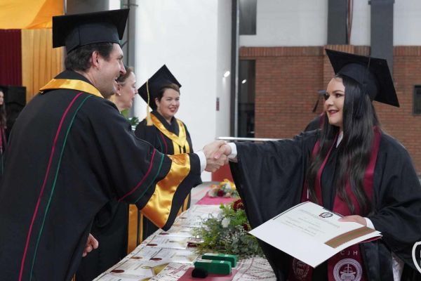 graducion-159-unae-20246778CC96-BB4E-0AD3-AEC5-6FA2665004FE.jpg