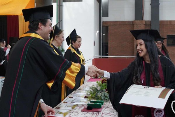 graducion-171-unae-20247F17B731-CA76-034B-38B8-7CFF1C10359A.jpg