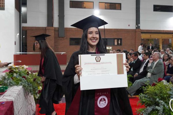 graducion-172-unae-20242B566815-4E5C-9B80-D712-BFE27848798D.jpg