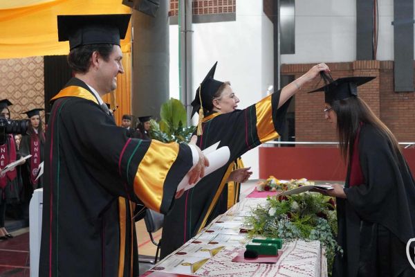 graducion-173-unae-202477654689-592B-1D33-EC45-1F5D68C15A39.jpg