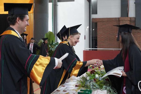 graducion-174-unae-20243EDAE085-3943-B375-B895-DB9D897574BC.jpg