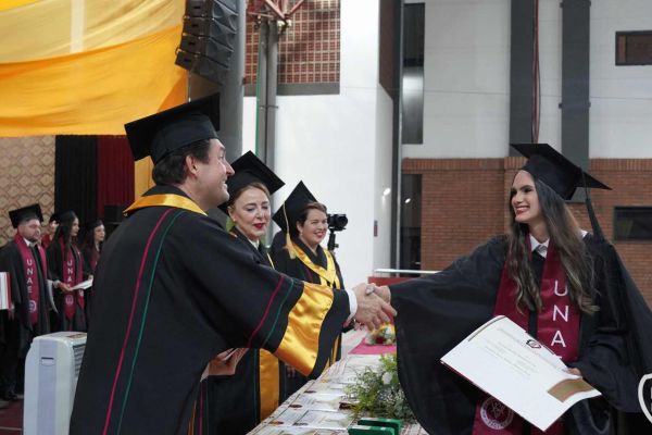 graducion-182-unae-20242EC85F69-529D-88C7-7E98-0720F290D903.jpg
