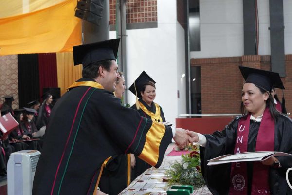 graducion-198-unae-20246C4C485F-A696-34EA-B772-9DA822B73180.jpg