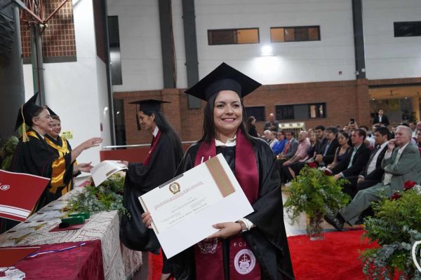 graducion-199-unae-202457B76C93-2C03-7ADB-BA2E-33845430687B.jpg