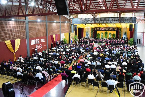 graducion-2-unae-20249095C6CC-3366-72A2-BC0A-EC513E5D3EE0.jpg