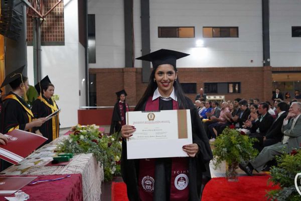 graducion-202-unae-2024690B1B28-8ECE-2B51-586F-F877C58C21F3.jpg
