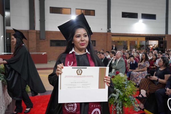 graducion-207-unae-20242526BDC5-8C59-87B4-43BD-575C0228F715.jpg