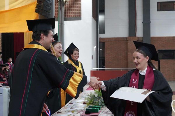 graducion-215-unae-2024B2AA1DBD-7EE8-4664-699B-C8CB456A9597.jpg