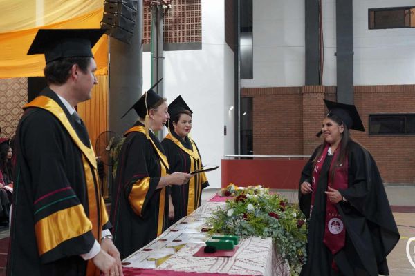 graducion-217-unae-20247F1FA8E9-DB0A-102B-064C-D9869C40CBB9.jpg