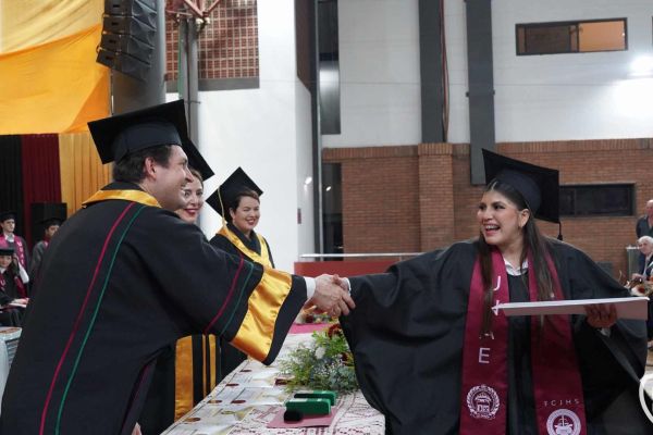 graducion-220-unae-20242FC46678-C8EB-BCE1-0FFB-76C6E260F712.jpg