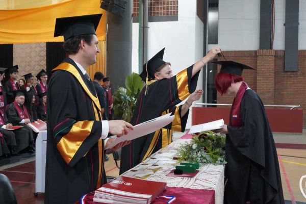 graducion-232-unae-20240B1A2842-3100-63D1-371A-27B3381C8A90.jpg