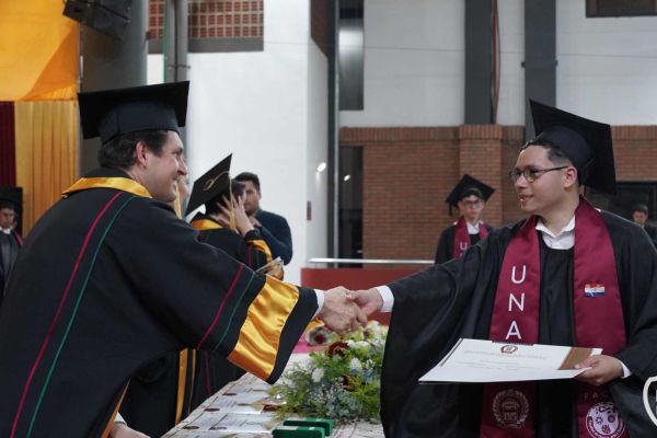 graducion-242-unae-20243199A2BB-841D-F1F6-A503-F451C922AADF.jpg