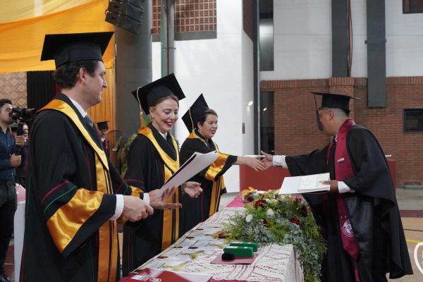 graducion-249-unae-202418BF9750-5664-6F08-5D4F-3A3328D39606.jpg
