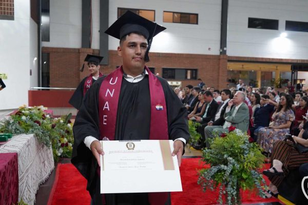 graducion-251-unae-202482CCF4AC-91BB-6498-081D-D9D7E331CC99.jpg
