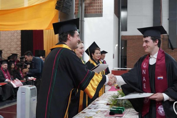 graducion-256-unae-20240F962DBC-17F0-7667-A0AC-734FE9A9C680.jpg