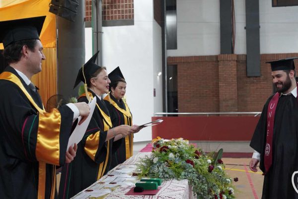 graducion-274-unae-20246FB4FD16-F9AD-A19D-4A38-0B4C74453FBB.jpg