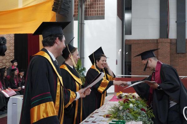 graducion-282-unae-2024AD72642B-E345-AD8A-7A71-144FC4138559.jpg