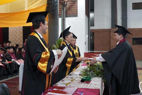 graducion-294-unae-2024D3A55E23-E9B9-79F1-F3B7-723A3BF03601.jpg