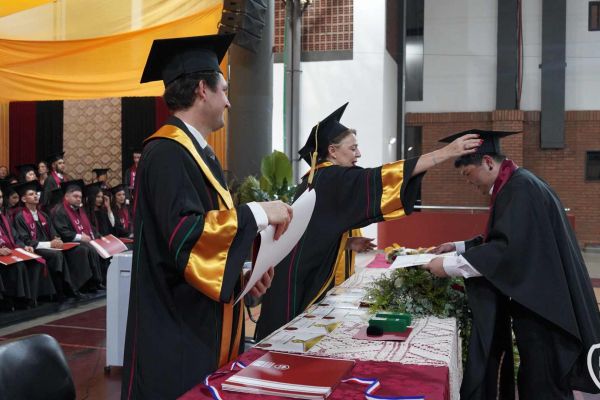 graducion-295-unae-2024A53BB80E-3082-8EAF-6F11-579C9F5D6A39.jpg