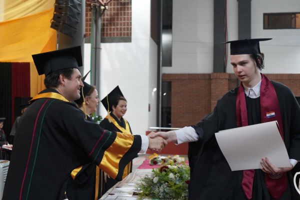 graducion-307-unae-2024F026F043-6A39-816B-7997-0DBACDD7812F.jpg