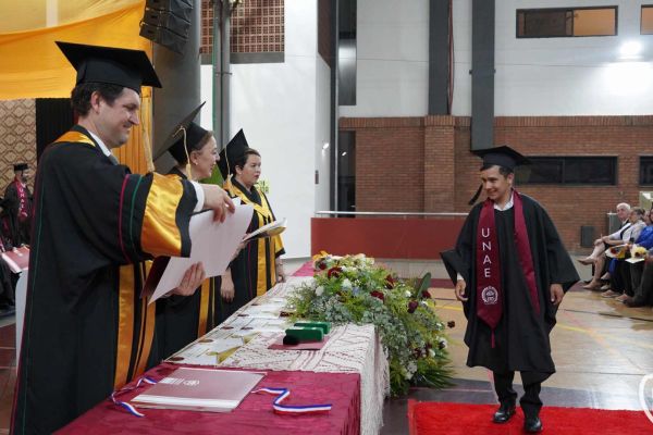graducion-308-unae-202446CD6554-2261-2ECD-B7CC-2C5E43D038D8.jpg