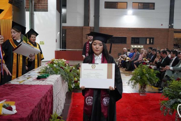 graducion-320-unae-2024BF75F204-CB4D-1DC6-624F-E781BA0EE9E5.jpg