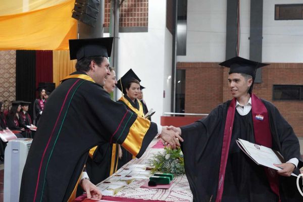 graducion-342-unae-2024E21C8E0A-F7EE-14F3-EAAB-D8765A5DD44A.jpg