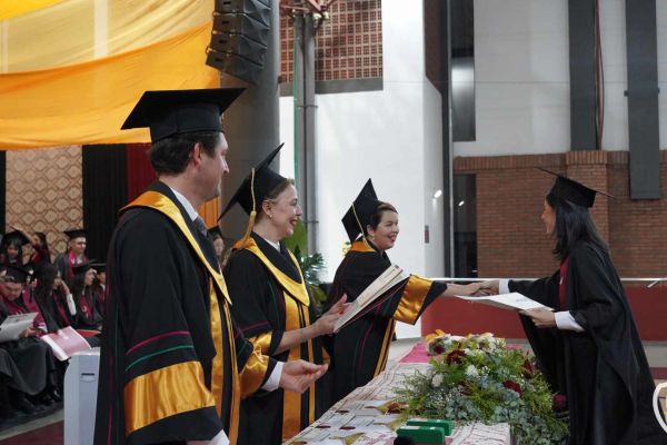 graducion-351-unae-20244916B178-DA19-2965-3C18-95FE14C7CF91.jpg