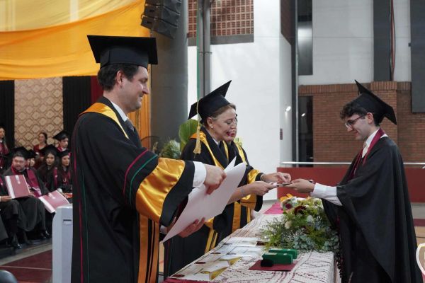 graducion-363-unae-2024E6602709-DCC0-106E-820E-3DDEBF74F0FC.jpg